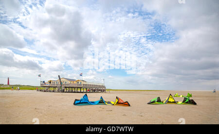 D'énormes cerfs-volants sur la plage de Schiermonnikoog, l'un de l'ouest de l'archipel frison dans la mer des Wadden, Frise, Pays-Bas. Banque D'Images