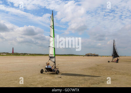 Blokarting sur la large plage de Schiermonnikoog, une île de l'ouest de la mer des Wadden, Frise, Pays-Bas. Banque D'Images