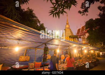 Un nightmarket dans un Wat dans la vieille ville de Chiang Mai en Thaïlande de nord en Thaïlande en southeastasia. Banque D'Images