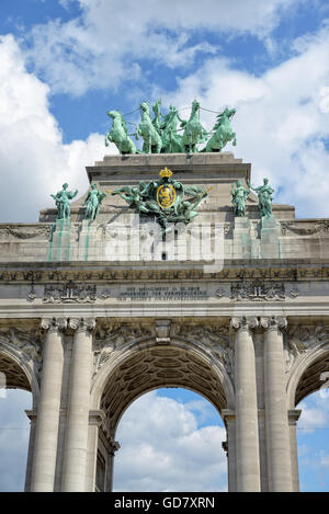 Détails architecturaux de Triumphal Arch in historique Parc Cinquantenaire à Bruxelles, Belgique Banque D'Images