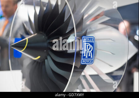 Farnborough, Hampshire, Royaume-Uni. 12 juillet 2016. Le commerce international de Farnborough Airshow, Rolls Royce stand avec moteur en coupe. Banque D'Images