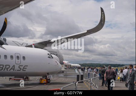 Farnborough, Hampshire, Royaume-Uni. 12 juillet 2016. Jour 2 de l'échange international de Farnborough Airshow, vie sous ciel nuageux Banque D'Images