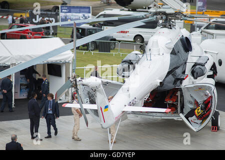 Farnborough, Hampshire, Royaume-Uni. 12 juillet 2016. Jour 2 de l'échange international de Farnborough Airshow, Ukrainien rotorwing l'affichage. Banque D'Images