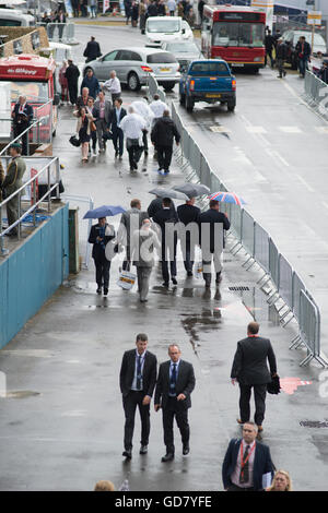Farnborough, Hampshire, Royaume-Uni. 12 juillet 2016. Les visiteurs arrivent pour la deuxième journée de l'échange international de Farnborough Airshow. Banque D'Images