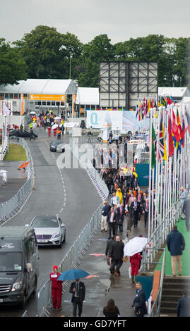 Farnborough, Hampshire, Royaume-Uni. 12 juillet 2016. Les visiteurs arrivent pour la deuxième journée de l'échange international de Farnborough Airshow. Banque D'Images
