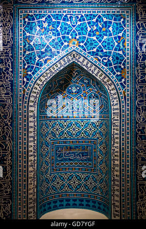 Une prière du 14e siècle, ou de niche mihrab, d'une école théologique à Isfahan, Iran. Banque D'Images