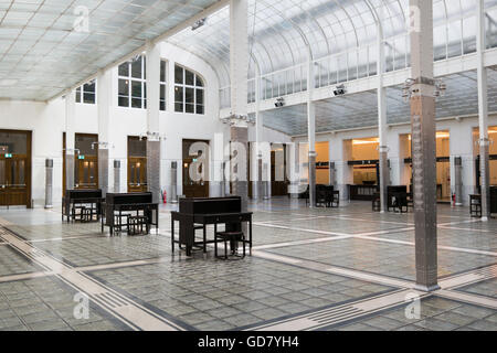 Un bureau et des colonnes en acier dans la salle principale de l'Épargne de la Poste autrichienne à Vienne, Autriche Banque D'Images