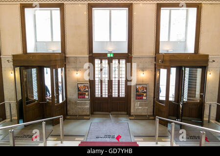 Des portes tournantes de hall d'entrée de l'Épargne de la Poste autrichienne à Vienne, Autriche Banque D'Images