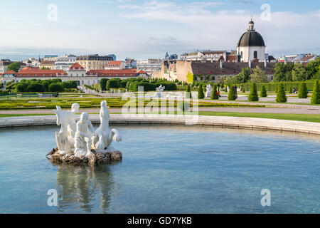 La sculpture baroque avec piscine dans les jardins du Belvédère inférieur et le Palais du Belvédère à Vienne, Autriche Banque D'Images