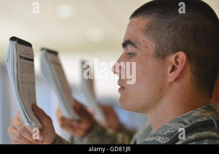 Un étudiant de première année entrant appelé doolies lit les trainées contenant Air Force Base de connaissances au cours de formation des cadets à l'U.S Air Force Academy le 11 juillet 2016 à Colorado Springs, Colorado. Le rigoureux de base des six semaines du programme de formation des Cadets Les cadets familiarise avec la vie militaire avant le début de l'année universitaire. Banque D'Images