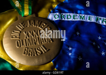 RIO DE JANEIRO - 3 février, 2016 : Grande médaille d'or commémorant la XXXIE Olympiade Olympiada (31) Jeux Olympiques de 2016. Banque D'Images