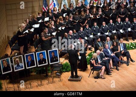 Président américain Barack Obama est assis avec la Première Dame Michelle Obama, l'ancien président George W. Bush et Laura Bush, le Vice-président Joe Biden et le Dr. Jill Biden pendant un service commémoratif pour les cinq policiers qui ont été tués par un tireur lors de manifestations le 11 juillet 2016 à Dallas, Texas. Banque D'Images