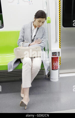 Assez de jeunes femmes pour se reposer dans le métro Banque D'Images