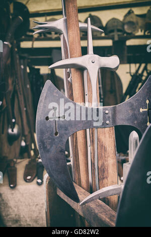 Axes de bataille médiévale réplique à la Tewkesbury fête médiévale 2016, Gloucestershire, Angleterre. Vintage filtre appliqué Banque D'Images