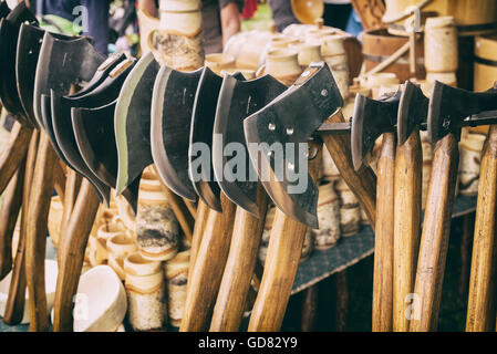 Axes de bataille médiévale réplique à la Tewkesbury fête médiévale 2016, Gloucestershire, Angleterre. Vintage filtre appliqué Banque D'Images