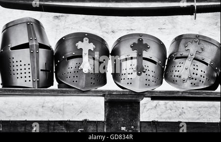 Les casques de chevaliers médiévaux dans une tente à Tewkesbury fête médiévale 2016, Gloucestershire, Angleterre. Le noir et blanc Banque D'Images