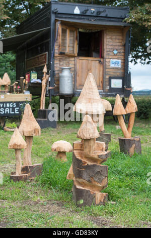 Sculptures sur bois de Champignons à vendre en face d'une roulotte sur le bord de la route. Arles, France Banque D'Images