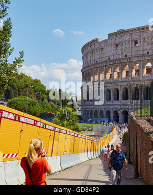 Le Colisée et les obstacles entourant la construction de nouvelle ligne de métro C Rome Lazio Italie Europe Banque D'Images