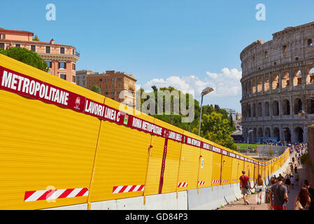 Le Colisée et les obstacles entourant la construction de nouvelle ligne de métro C Rome Lazio Italie Europe Banque D'Images