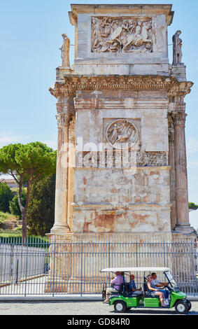 Les touristes en buggy en passant 4ème siècle Arc de Constantin (Arco di Costantino) Rome Lazio Italie Europe Banque D'Images