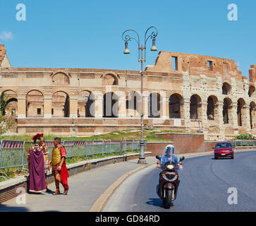 Acteurs illustrant les centurions romains/soldats pour des photos avec les touristes, Colisée, Rome, Latium, Italie Banque D'Images