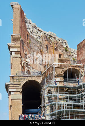 Échafaudages pour la restauration et les touristes sur l'observation deck, Colisée Rome Lazio Italie Europe Banque D'Images