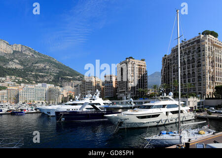 Super yachts dans le port de Monaco, Principauté de Monaco, l'Europe. Banque D'Images