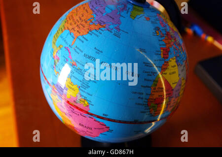 L'océan Atlantique Nord en surbrillance sur un globe de l'enfant. Banque D'Images