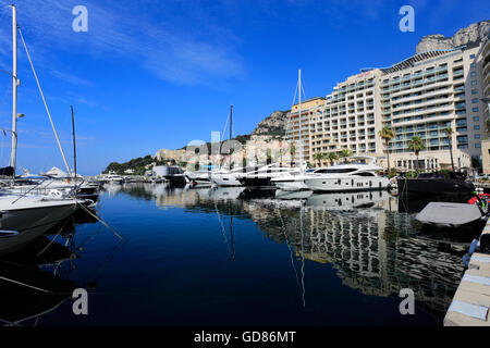 Super yachts dans le port de Monaco, Principauté de Monaco, l'Europe. Banque D'Images