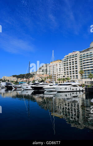 Super yachts dans le port de Monaco, Principauté de Monaco, l'Europe. Banque D'Images