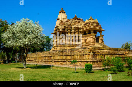 Chitragupta temple hindou contre ciel bleu - Khajuraho Madhya Pradesh, Inde Banque D'Images