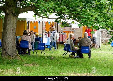 Les gens assis sous arbre dans Stanton dans le Derbyshire Peak Angleterre Banque D'Images