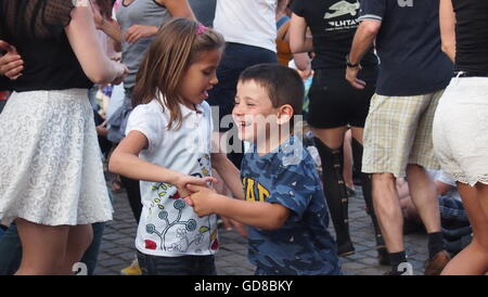 Copenhague, Danemark - Juillet 12, 2016 : un jeune garçon et fille rire et danser ensemble parmi les adultes Banque D'Images