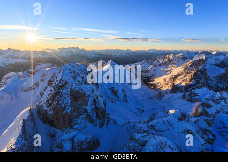 Vue aérienne de groupe du catinaccio au coucher du soleil le parc naturel du Sciliar Trentino Alto Adige Dolomites Italie Europe Banque D'Images