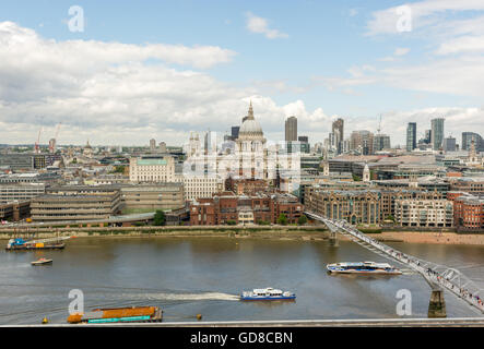 Toits de Londres à partir de la plate-forme panoramique sur le niveau 10 de la Tate Modern extension Interrupteur ouvert en juin 2016. Banque D'Images