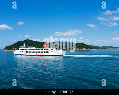 Ligne d'olive ferry qui relie Takamatsu Sunport de Tonoshō sur Shōdoshima. Banque D'Images