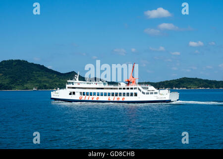 Ligne d'olive ferry qui relie Takamatsu Sunport de Tonoshō sur Shōdoshima. Banque D'Images