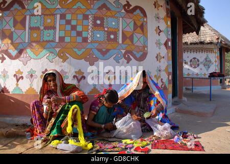 Les femmes tribales devant leur maison (Bhunga) dans un village près de Bhuj, Gujarat, Inde Banque D'Images