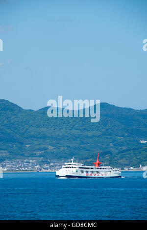 Ligne d'olive ferry qui relie Takamatsu Sunport de Tonoshō sur Shōdoshima. Banque D'Images