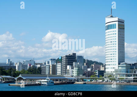 Avis de Sunport Takamatsu, à partir de l'arrière du Takamatsu-Tonosho ferry. Banque D'Images