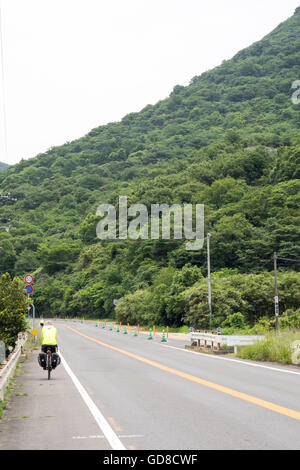 Deux cyclistes sur une route de pays à Shikoku, au Japon. Banque D'Images