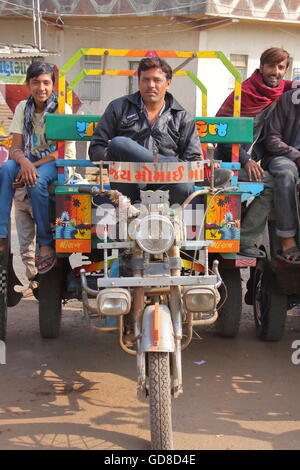 Chakda Gujarati (transports publics) dans la région de Gondal, Gujarat, Inde Banque D'Images