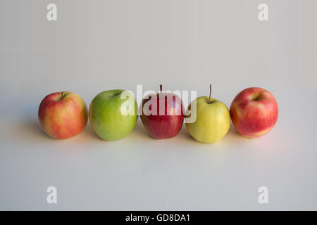 Cinq différentes variétés de pommes sur fond clair Banque D'Images