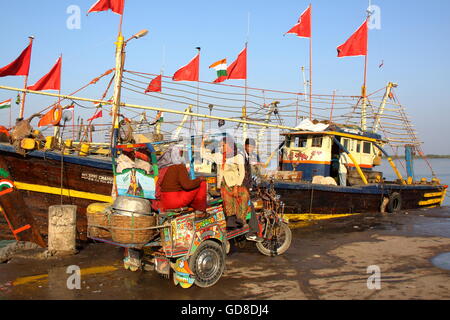 Chakda Gujarati (transports publics) à Vanakbara port de pêche dans l'île de Diu, Inde Banque D'Images