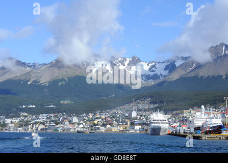 Les bateaux de croisière amarrés sur les quais d'Ushuaia. Ushuaia, Argentine. Banque D'Images