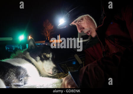 Portrait d'un musher avec son chien lors d'un concours de chiens de traîneau en Norvège Banque D'Images