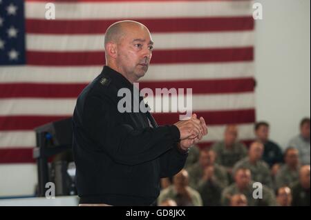 U.S Adm. James Stavridis, en Europe et commandant suprême des forces alliées de l'OTAN, parle aux militaires au siège de l'EUCOM, le 6 août 2012 à Stuttgart-Vaihingen, Allemagne. Banque D'Images