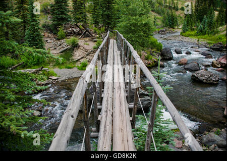 Pont piétonnier en bois faits à la main plus de ruisseau de montagne près de Telluride, Colorado Banque D'Images