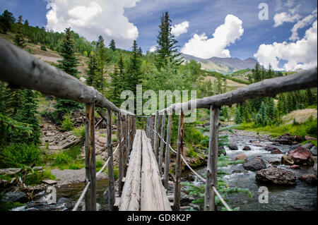 Pont piétonnier en bois faits à la main plus de ruisseau de montagne près de Telluride, Colorado Banque D'Images