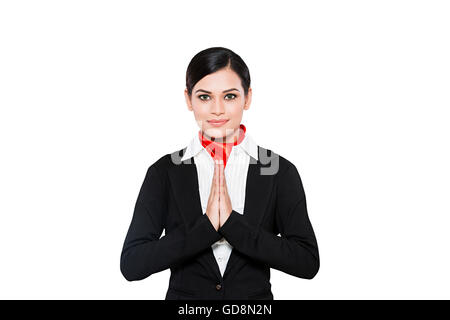 1 Femme adulte indien Air Hostess debout mains jointes Bienvenue Banque D'Images